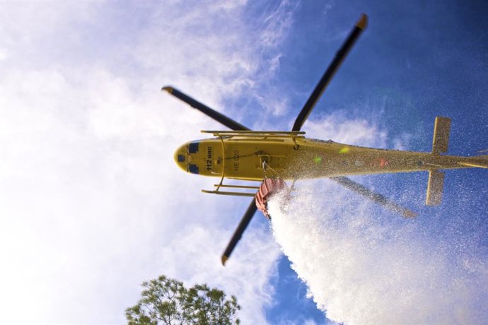 Archivo - Helicóptero de extinción de incendios durante una operación
