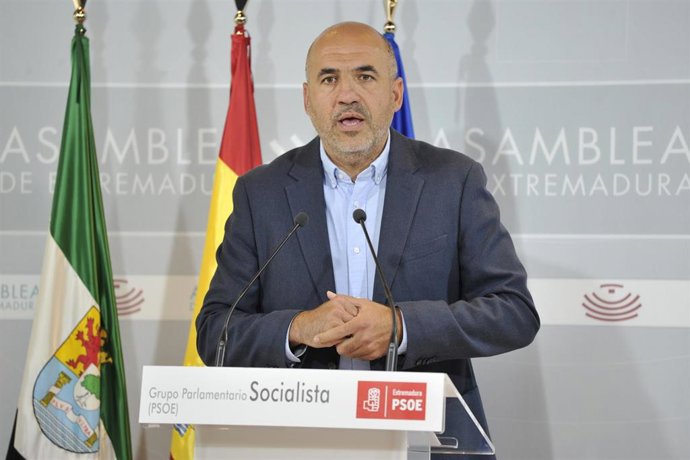 El portavoz adjuto del Grupo Parlamentario Socialista en la Asamblea, Juan Ramón Ferreira, en rueda de prensa