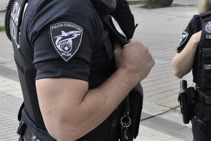 Dos agentes de la Policía Local de Palma.