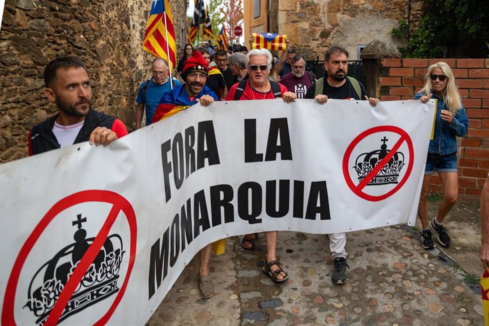 Un grupo de personas se manifiesta en contra de la visita de la princesa Leonor y la infanta Sofía a la Fundación Nando y Esa Peretti, a 24 de julio de 2025, en Sant Martí Vell, Girona, Catalunya (España). La princesa Leonor y la infanta Sofía han visit