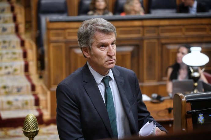 O presidente do PP, Alberto Núñez Feijóo, durante uma sessão plenária extraordinária no Congresso dos Deputados em 22 de julho de 2025, em Madri (Espanha). O Congresso encerra o ano parlamentar na terça-feira, 22 de julho, com um debate em plenário.