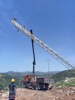 Endesa ha instalado seis torres para tender una nueva línea de media tensión que dé servicio a Rute.