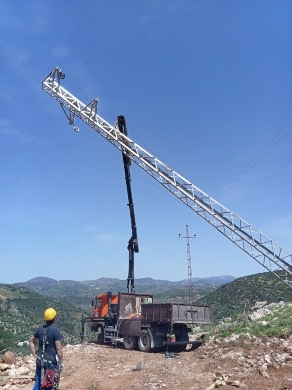 Endesa ha instalado seis torres para tender una nueva línea de media tensión que dé servicio a Rute.