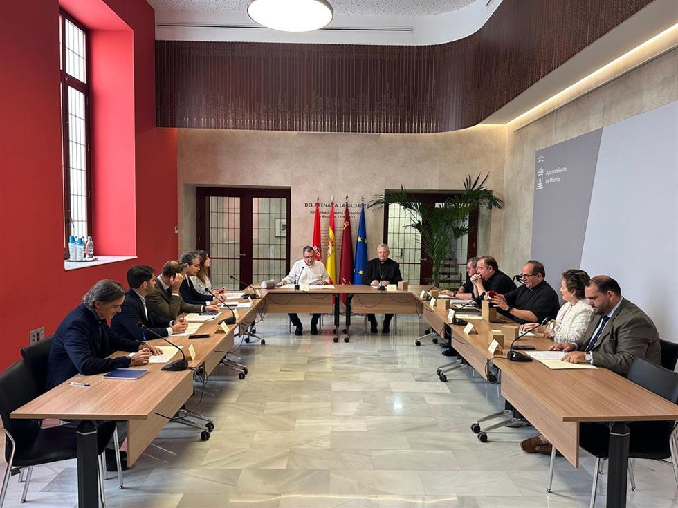 El alcalde de Murcia y el Obispo de la Diócesis de Cartagena presiden el primer encuentro para coordinar los actos conmemorativos de la efeméride que se celebrará en honor a la Patrona en 2027