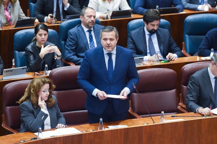 Archivo - El consejero de Vivienda, Transportes e infraestructuras, Jorge Rodrigo, durante un pleno en la Asamblea de Madrid, a 20 de marzo de 2025, en Madrid (España).  