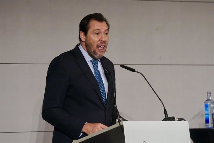 El ministro de Transportes y Movilidad Sostenible, Óscar Puente, participa en un encuentro-coloquio en Málaga.