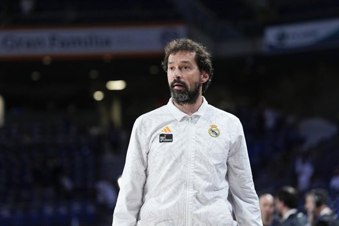 Archivo - Sergio Llull, do Real Madrid, observa durante a partida de basquete da Liga Espanhola, semifinal da Liga ACB Endesa, disputada entre o Real Madrid e o Unicaja Baloncesto no pavilhão Movistar Arena, em 13 de junho de 2025, em Madri, Espanha.