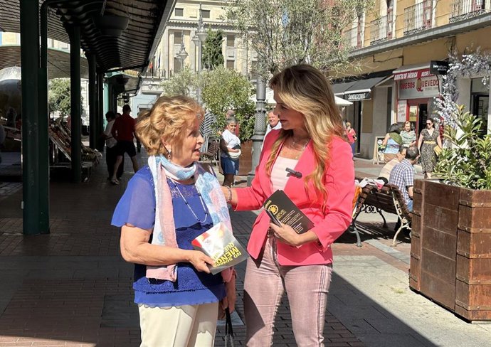 Silvia Clemente junto a una ciudadana a la que ha repartido una sandía con el logo del partido Nueve Castilla y León para dar a conocer el proyecto.