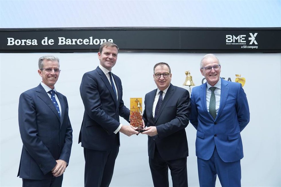 El CEO de BME, Juan Flames (2i) y el presidente ejecutivo de Cirsa, Joaquim Agut (3i), tras el toque de campana tras la salida a Bolsa, a 9 de julio de 2025, en Barcelona, Cataluña (España). 