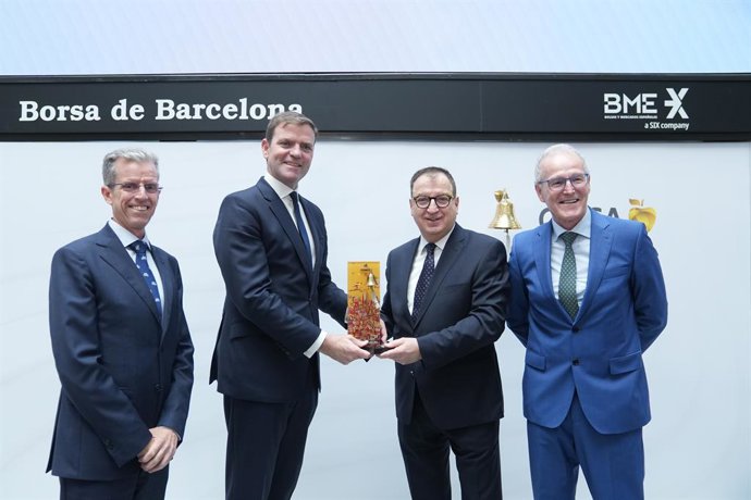 El CEO de BME, Juan Flames (2i) y el presidente ejecutivo de Cirsa, Joaquim Agut (3i), tras el toque de campana tras la salida a Bolsa, a 9 de julio de 2025, en Barcelona, Cataluña (España). 