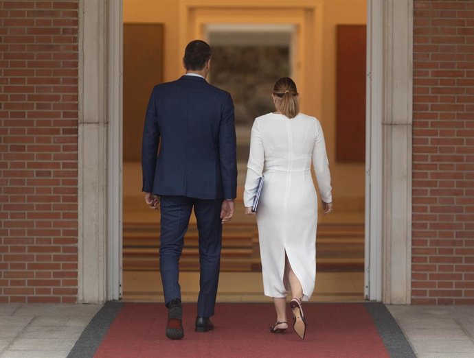 Archivo - El presidente del Gobierno, Pedro Sánchez, mantiene un encuentro con la presidenta del Govern balear, Marga Prohens.