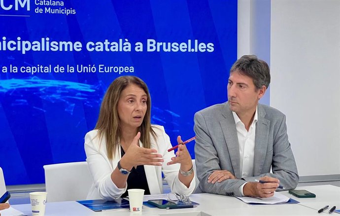 La presidenta de la Associació Catalana de Municipis (ACM), y el responsable de la nueva oficina de la entidad en Bruselas (Bélgica)