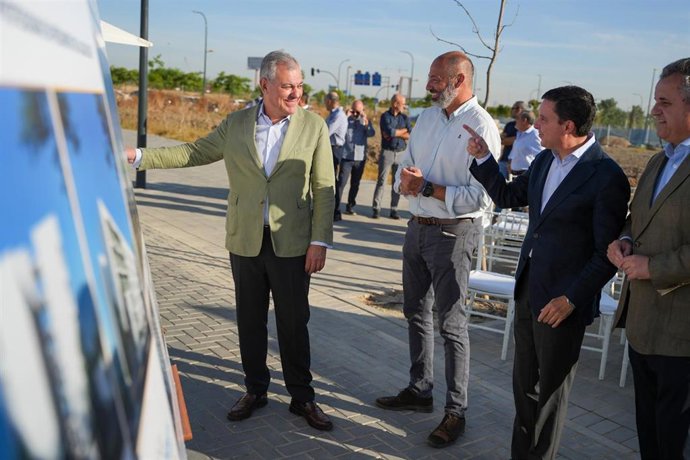 Imagen de la visita de Sanz a Palmas Altas