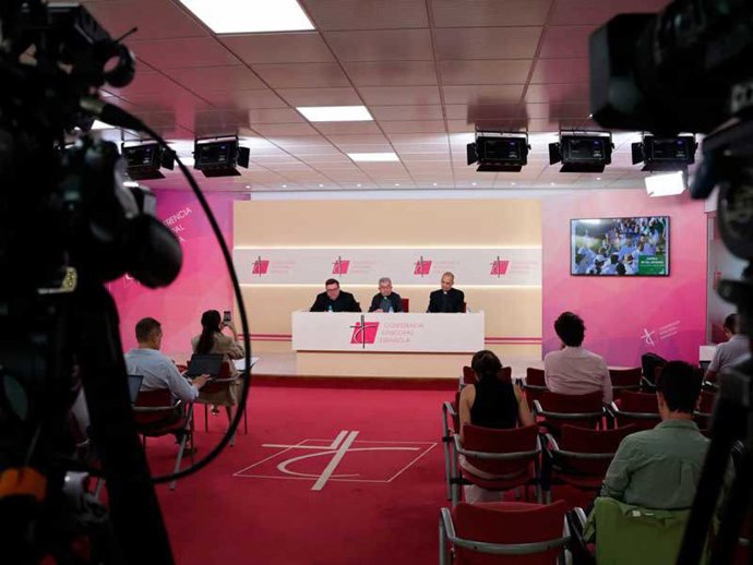 El presidente de la CEE, Luis Argüello, y el director de la Subcomisión de Juventud, Raúl Tinajero, en rueda de prensa.