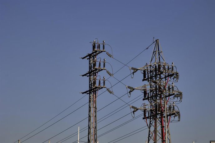 Archivo - Vista de una torre de alta tensión.