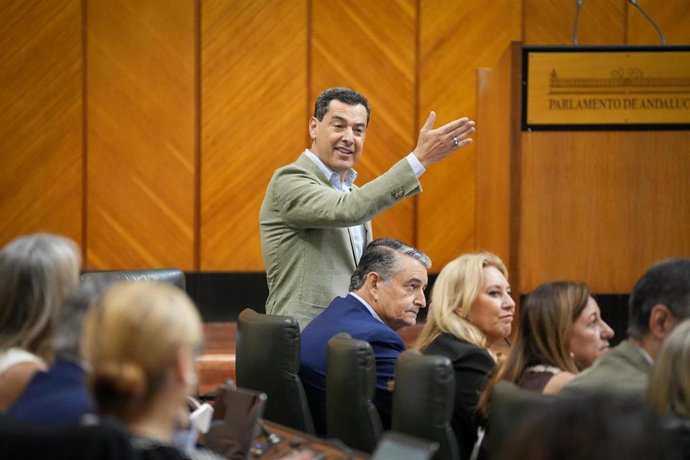 El presidente de la Junta de Andalucía, Juanma Moreno, en la sesión plenaria del 24 de julio de 2025.