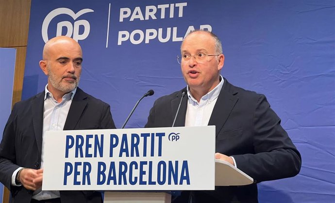 El secretario general del PP, Miguel Tellado (i) junto al líder del PP catalán, Daniel Sirera (d)