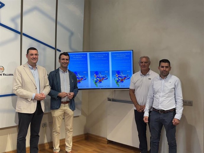 El diputado de Juventud y Deportes, Javier González (i), junto con el alcalde de Rioseco, David Esteban; el secretario de la Federación de Piragüismo de CyL, Narciso Suárez, y el presidente de ésta, Rubén García