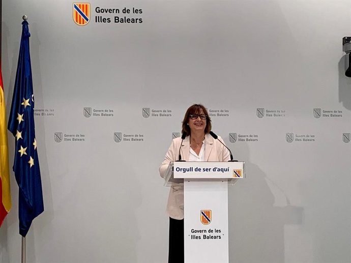La vicepresidenta segunda y consellera de Presidencia, Coordinación de la Acción de Gobierno y Cooperación Local, Antònia Maria Estarellas, en rueda de prensa