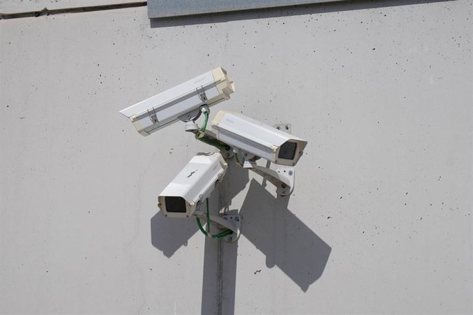 Archivo - Cámara de seguridad en una calle.