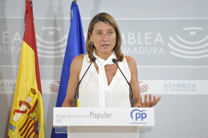 La portavoz adjunta del Grupo Parlamentario Popular en la Asamblea de Extremadura, Pilar Gómez de Tejada, en rueda de prensa
