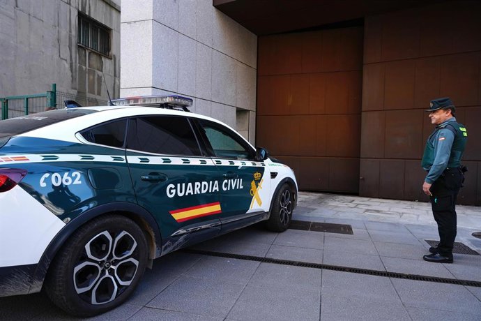 Archivo - Arquivo - O casal preso por trancar seus três filhos por mais de quatro anos em uma casa em Oviedo entra nos tribunais de Oviedo em um carro da Guardia Civil para testemunhar.