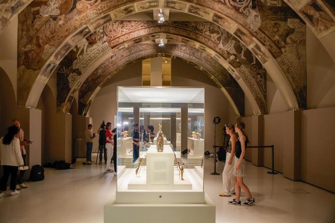 Archivo - Varias personas observan las pinturas murales del Monasterio de Sijena expuestas en el Museu Nacional d’Art de Catalunya (MNAC), a 29 de mayo de 2025, en Barcelona