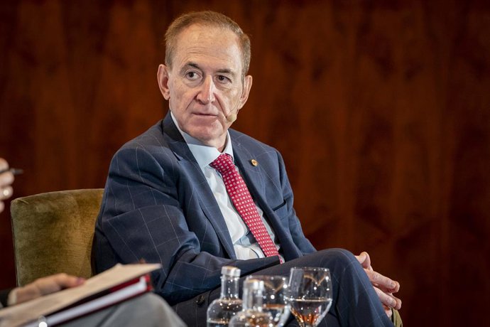 Archivo - El presidente de Mapfre, Antonio Huertas, dialoga con el presidente de EY España, Federico Linares, sobre el papel de la formación en el mercado laboral, en Eurostars Madrid Tower, a 9 de mayo de 2025, en Madrid (España).