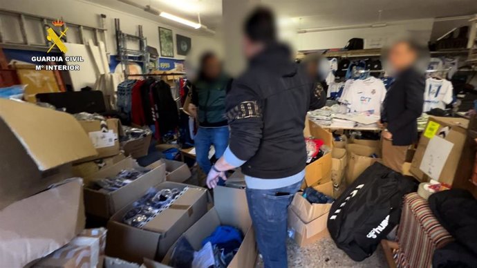 Sucesos.- Dos detenidos y un investigado por la sustracción de más de 3.000 prendas deportivas oficiales del CD Tenerife