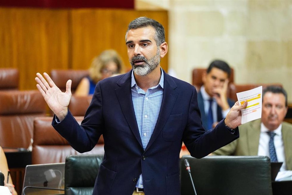 El consejero de Agricultura, Pesca, Agua y Desarrollo Rural, Ramón Fernández-Pacheco, en pleno parlamentario