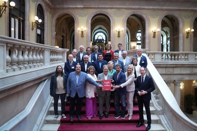 (I-D) En la primera fila, el diputado de ERC Jordi Albert; el diputado de ERC Joan Ignasi Elena; la diputada del PSC Concepción Jiménez; el presidente del Consell General de Cambres de Catalunya y presidente de la Cámara de Barcelona, Josep Santacreu; el 