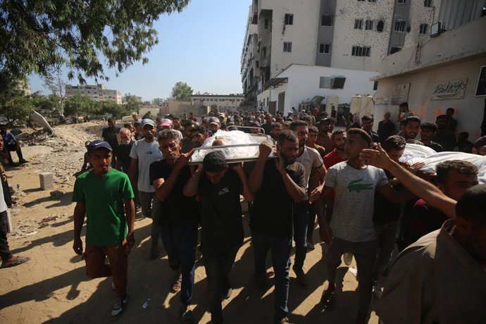 24 de julho de 2025, Cidade de Gaza, Faixa de Gaza, Território Palestino: Parentes de palestinos que perderam a vida, incluindo crianças, choram no Hospital Al-Shifa após um bombardeio israelense em prédios que abrigavam pessoas deslocadas na cidade de Ga