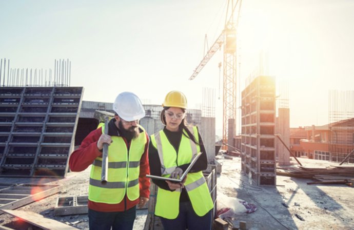 Archivo - El perfil que escasea, en el mundo de la construcción, es el de encargados de obra, especialistas y personal de cuadrilla, como oficiales y capataces.