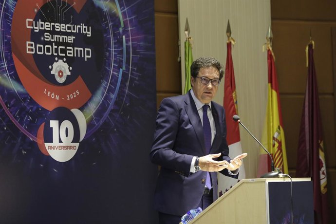 O Ministro da Transformação Digital e da Função Pública, Óscar López, discursa na cerimônia de encerramento da décima edição do Cybersecurity Summer BootCamp 2025, na Universidade de León, em 24 de julho de 2025, em León, Castilla y León.