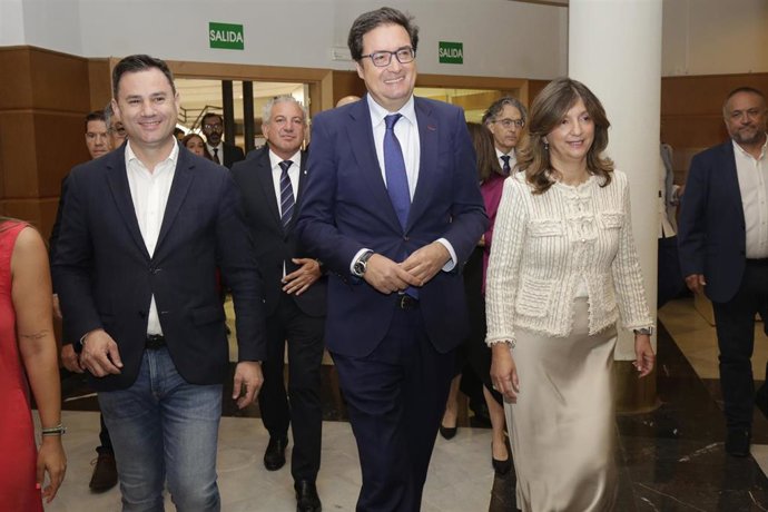 (I-D) El diputado de León por el PSOE, Javier Alfonso Cendón; el ministro para la Transformación Digital, Óscar López; y la rectora de la ULE, Nuria González; a su llegada al acto de clausura de la décima edición del Cybersecurity Summer BootCamp 2025,