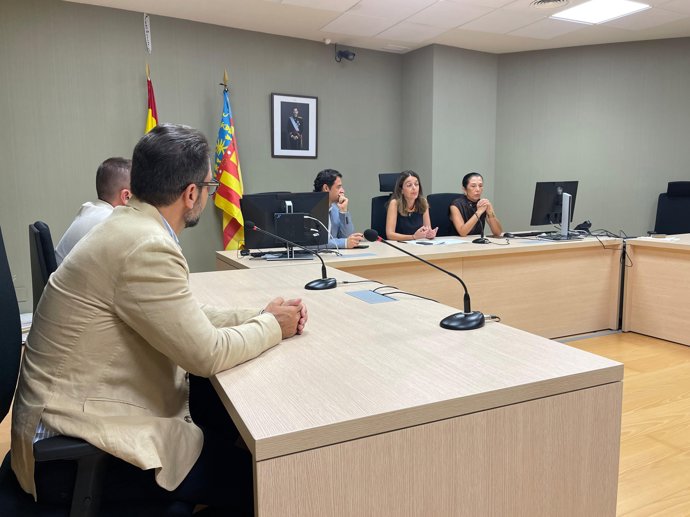 La consellera de Justicia y Administración Pública, Nuria Martínez, durante su visita al Palacio de Justicia de Torrevieja (Alicante)