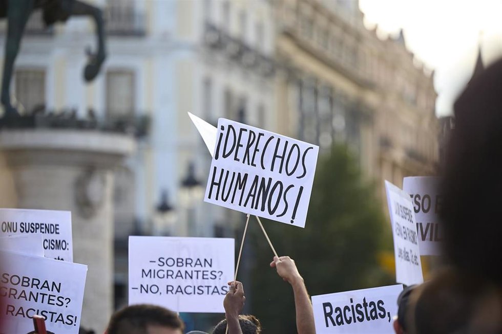 Varias personas durante una manifestación contra la xenofobia, a 19 de julio de 2025, en Madrid (España).