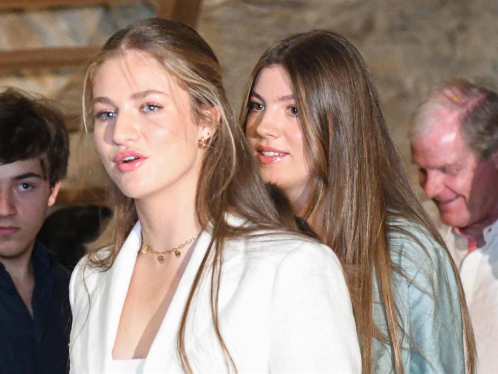 La princesa Leonor  y la infanta Sofía durante su visita a la Fundación Nando y Esa Peretti en Sant Martí Vell, Girona