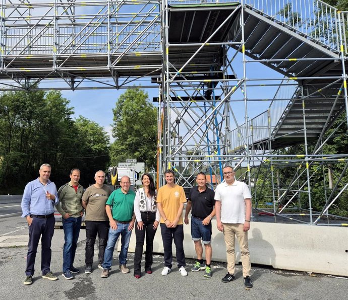 Azahara Dominguez Lezoko alkate Mikel Arruti eta Gaintxurizketako bizilagunekin