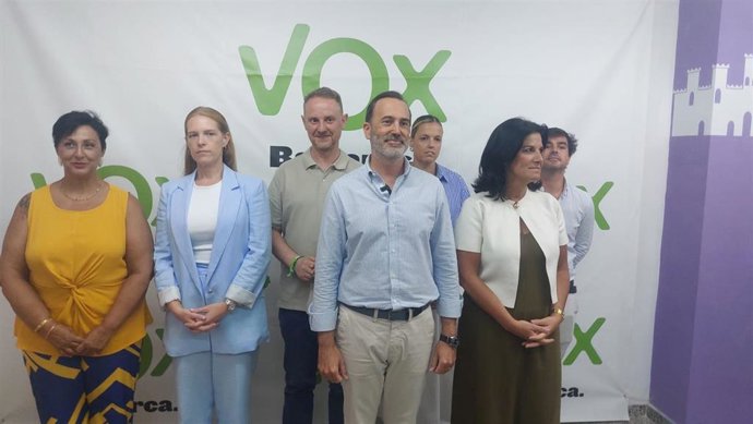 El presidente de Vox Baleares, Gabriel Le Senne, con los representantes del Comité Ejecutivo Provincial.