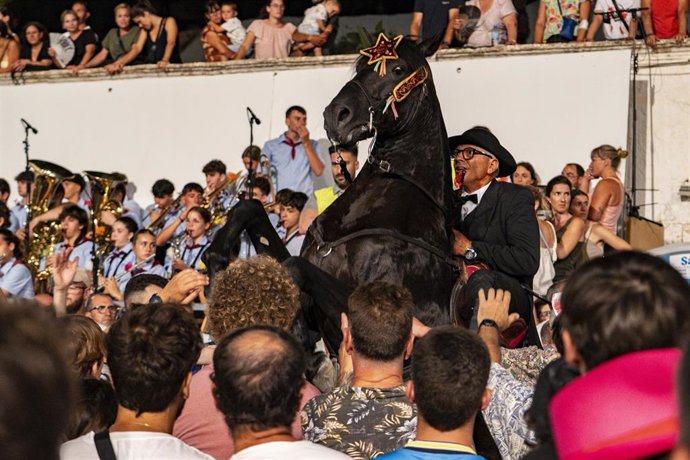 Decenas de personas durante los Jocs des Pla en Ciutadella durante las Fiestas de Sant Joan, a 23 de junio de 2025, en Menorca, Islas Baleares (España). 