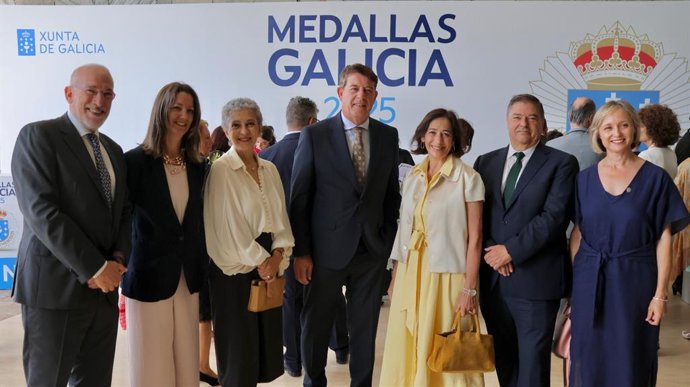El secretario xeral del PSdeG, José Ramón Gómez Besteiro, en el acto de entrega de las Medallas de Galicia junto a otros cargos socialsitas