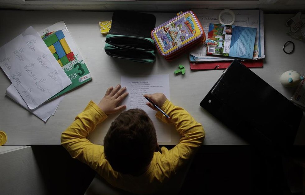 Archivo - Un niño estudia y hace los deberes en casa, en Madrid (España) a 15 de abril de 2020.