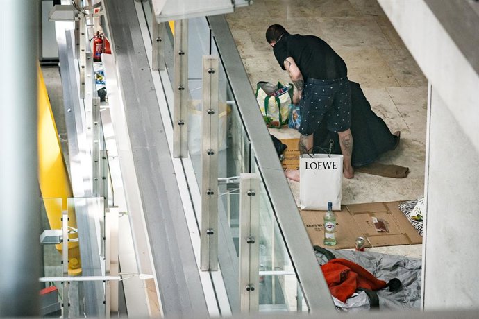 Archivo - Una persona se prepara para pernoctar en la T4 del Aeropuerto Adolfo Suárez-Madrid Barajas, a 12 de mayo de 2025, en Madrid (España). Varios centenares de personas sin hogar viven y pernoctan en las instalaciones del Aeropuerto Adolfo Suárez-Mad
