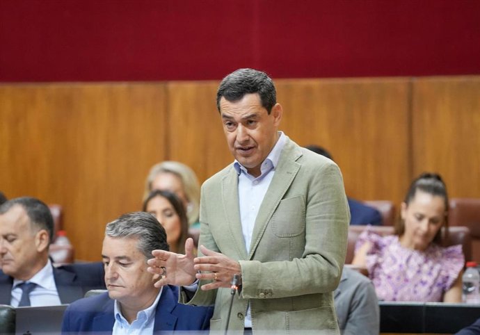 El presidente de la Junta de Andalucía, Juanma Moreno, en el Pleno del Parlamento.