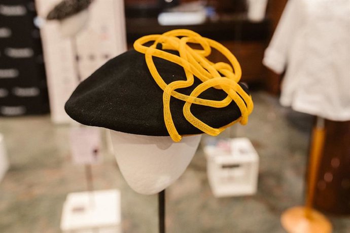 Erakusketako txapeletako bat