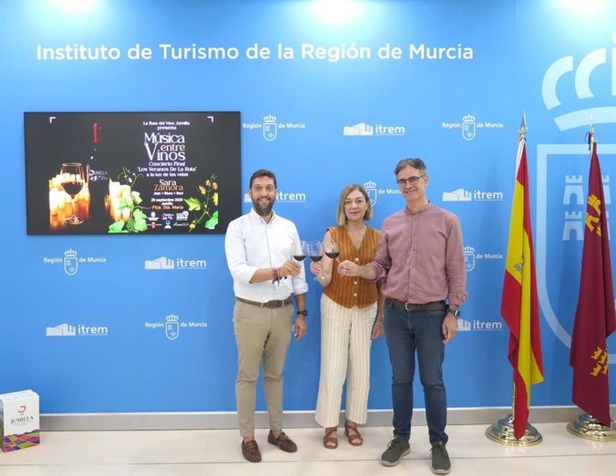 El director del Instituto de Turismo, Juan Francisco Martínez (i), con la alcaldesa de Jumilla, Seve González, y el presidente de la Ruta del Vino, Silvano García.