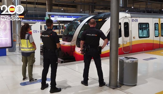 Agentes de la Policía Nacional, en la Estación Intermodal de Palma.