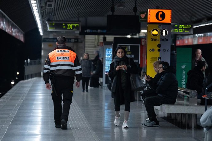 Archivo - Un vigilant al Metro de Barcelona