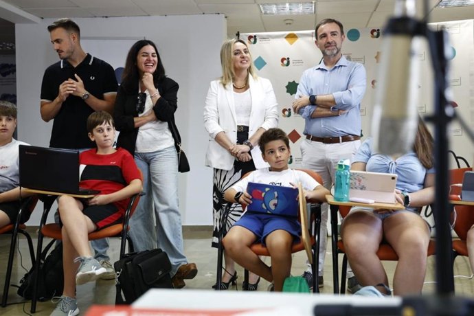 Visita institucional a Campamento Digital con la alcaldesa de Granada, Marifrán Carazo, en el centro en la imagen